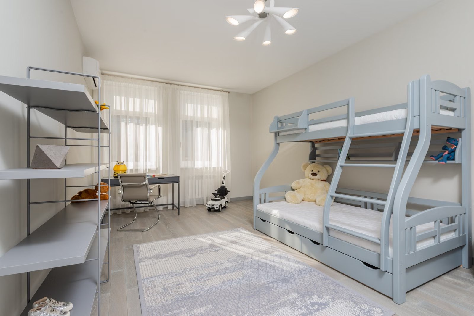 Kinderkamer met bed en open wandplanken
